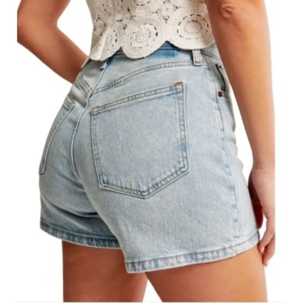 Abercrombie & Fitch The 4 Inch Mom Short High Rise Light Wash Denim Blue 25 0